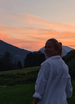 Portrait of Jules, practicing astrocartographer and co-founder of Astrocartoreadings